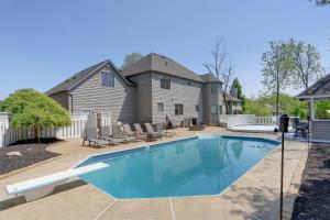 una piscina frente a una casa en Spacious Refuge with Private Pool and Outdoor Bar!, en Amherst