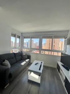un salon avec un canapé et une table dans l'établissement El Apartamento de Cristian, à Benidorm