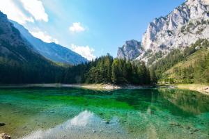 un río en las montañas con agua verde en Da Vinci Appartement, en Kapfenberg