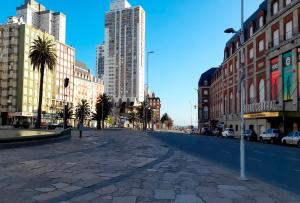 una calle vacía en una ciudad con edificios altos en La Maja 1 en Mar del Plata