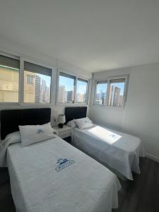 - 2 lits dans une chambre avec fenêtres dans l'établissement El Apartamento de Cristian, à Benidorm 21 autres photos