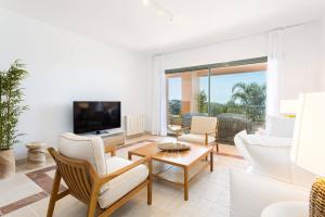 埃斯特波納的住宿－Mediterranean Swing - Royal Flamingos I Apartment，客厅配有白色家具和电视