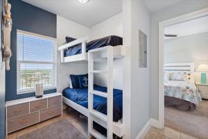 A bed or beds in a room at Laketown Wharf #1509 by Nautical Properties Még 38 kép