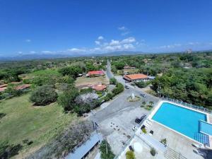 an aerial view of a villa with a swimming pool at Hermoso apartamento de Playa en Coronado in Playa Coronado