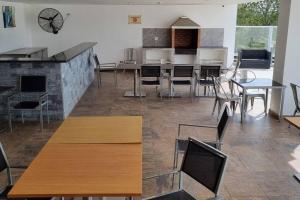 a kitchen and dining room with tables and chairs at Hermoso apartamento de Playa en Coronado in Playa Coronado