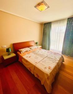 Schlafzimmer mit einem Bett und einem Fenster in der Unterkunft 3-bedrooms apartament Vista Roja in Granadilla de Abona