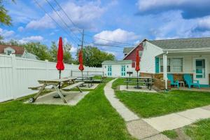 a picnic table in the yard of a house at Riviera Motel in Erie