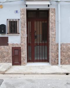 a building with a brown door and a window at Casa Cinisi - Casa Vacanze in Cinisi