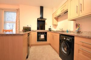 cocina con lavadora y lavavajillas en Snug on the Tweed, en Berwick-Upon-Tweed