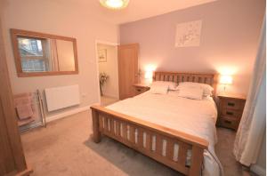 Un dormitorio con una cama grande y una ventana en Snug on the Tweed, en Berwick-Upon-Tweed