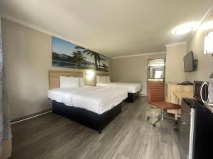 Postel nebo postele na pokoji v ubytování Days Inn by Wyndham Slidell