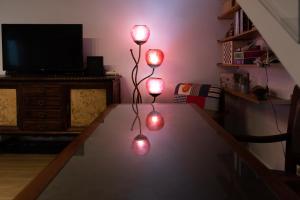 3 lumières sur une table dans un salon dans l'établissement Jack&Lily's, à Évora