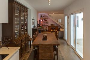 uma cozinha com uma mesa de jantar e uma escadaria em Jack&Lily's em Évora
