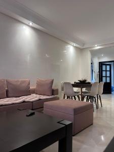 馬拉喀什的住宿－Appartment Jnane Atlas，客厅配有沙发和桌子
