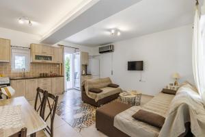 sala de estar con sofá y mesa en Elios Cozy Apartment, en Neo Klima