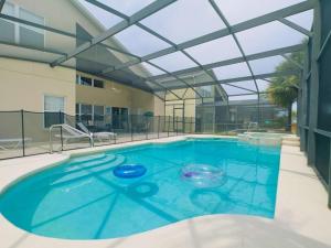 une piscine intérieure avec un plafond en verre dans l'établissement 8013 Acadia Estates Court House #34295 Home, à Orlando