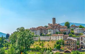 een stad bovenop een heuvel met huizen bij 3 Bedroom Stunning Apartment In Roncegno Terme in Marter di Roncegno