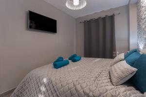 Un dormitorio con una cama con almohadas azules. en Apartment Orlando en Adeje