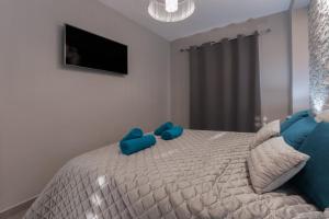 a bedroom with a bed with blue pillows on it at Apartment Orlando in Adeje