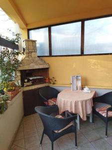 un restaurante con mesa, sillas y chimenea en Apartment Josipa 1 en Premantura