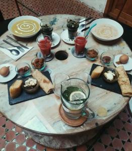 una mesa con platos de comida y bebidas. en Ketama trikital, en Tlata Ketama