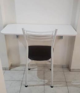 a white desk with a chair in a room at Loft Aconchegante Centro Niterói / RJ Inter 300Mb in Niterói