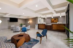 TV a/nebo společenská místnost v ubytování Best Western La Place Inn