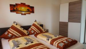 un sofá con almohadas en una habitación en BeHappy, en Rust