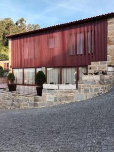 un bâtiment rouge avec un bâtiment rouge dans l'établissement Eira das Caldas, à Caldelas