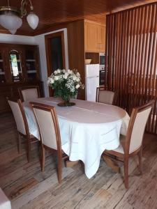 - une table à manger avec un vase de fleurs dans l'établissement Eira das Caldas, à Caldelas