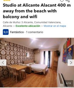 アリカンテにあるEstudio Centro Alicanteのベッドとテーブルが備わるホテルルームと