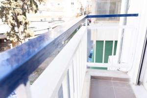 balcón con barandilla blanca y ventana en Luxury Apartment in Thessaloniki Centre en Tesalónica