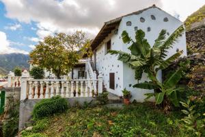 埃爾米瓜的住宿－Casa Matilde，白色的房子,有白色的围栏