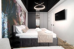 Ліжко або ліжка в номері Topaz - Jacuzzi and Sauna Infinity Resort +49 фото