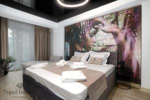 Ліжко або ліжка в номері Topaz - Jacuzzi and Sauna Infinity Resort