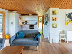 a living room with a couch and a kitchen at Holiday home Aars II in Års