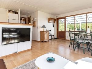 Kuchyň nebo kuchyňský kout v ubytování Holiday home Højslev XXII