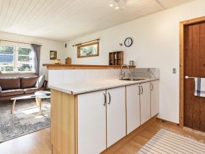 Kuchyň nebo kuchyňský kout v ubytování Holiday home Højslev XXII