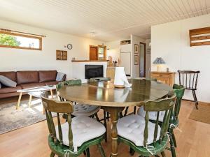 Kuchyň nebo kuchyňský kout v ubytování Holiday home Højslev XXII