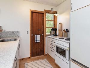 Kuchyň nebo kuchyňský kout v ubytování Holiday home Højslev XXII