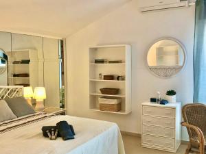 Posteľ alebo postele v izbe v ubytovaní Mikaela Beach House Estepona Marbella Malaga