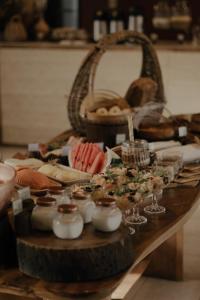 een tafel vol eten op een tafel bij Pousada Recanto da Grande Paz in Alto Paraíso de Goiás +124 foto's