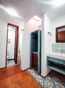 La salle de bains est pourvue d'un lavabo et d'un miroir. dans l'établissement Casa El Retiro - Villa de Leyva, à Villa de Leyva