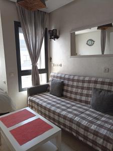 un soggiorno con divano e finestra di La Gironde - Sweet Home - Casablanca a Casablanca