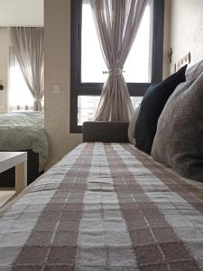 カサブランカにあるLa Gironde - Sweet Home - Casablancaのベッドとカーテンのついた窓のある寝室 +52枚の写真