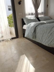 カサブランカにあるLa Gironde - Sweet Home - Casablancaのベッドルーム1室(窓際にベッド2台付)