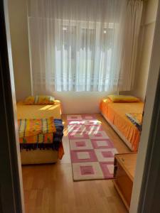 1 dormitorio con 2 camas individuales y ventana en Rafet Aksoy, en Yalova