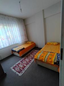 2 camas individuales en una habitación con ventana en Rafet Aksoy, en Yalova