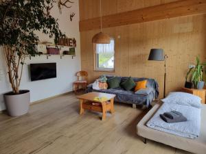 sala de estar con sofá y mesa en Hubertus en Dietingen