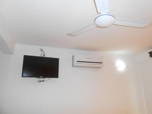 TV a/nebo společenská místnost v ubytování Hotel John David